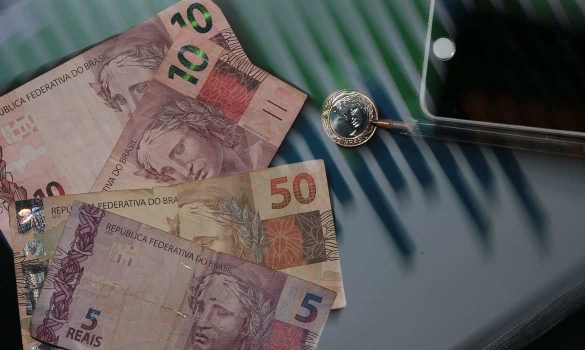 ECONOMIA I Poupança tem retirada líquida de R$ 6,09 bilhões em março